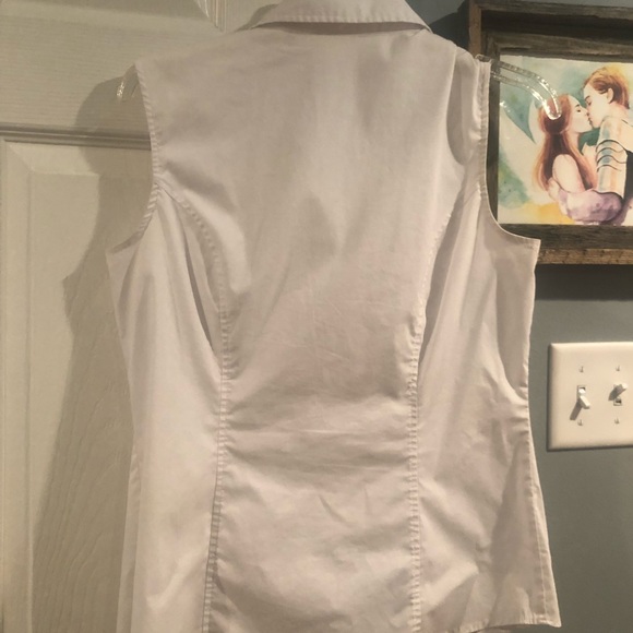 Sleeveless white button up blouse🥑🥑🥑 - Picture 4 of 5